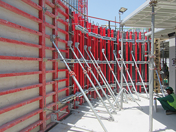 The Radius circular formwork can be connected to the Mammut 350 wall formwork without additional auxiliary equipment by means of assembly locks.