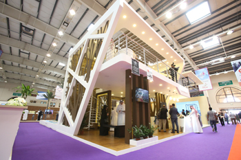 Beating off strong competition ... Bin Faqeeh Group official receives the Best Stand Award, Gulf Property Show 2017.