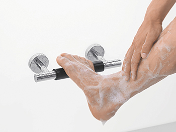 Unica Comfort footrest with a non-slip surface provides stability.