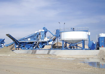 CDE’s Aquacycle and M2500 mobile sand washing plant in operation in Kuwait.