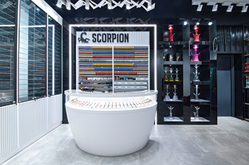 Inspired by the curved body of the scorpion, the cash desk makes a subtle statement and includes a glass-encased display area for premium dokha products.