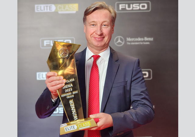 Schulze with the coveted Mercedes-Benz Trucks Distributor of the Year 2023 trophy.