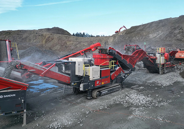 The QH443E is suitable for secondary or tertiary crushing in aggregate production, quarries, and mines