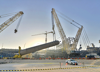 The Terex CC 8800-1 Twin crane lifting an AGR absorber in Qatar.