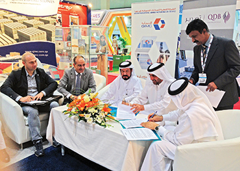 WinDar and Qatar Extrusion officials sign the agreement.