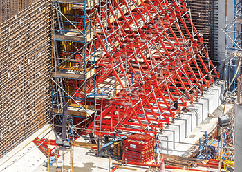 9.5-m-high walls were formed with the Vario girder wall formwork.