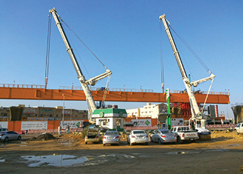 Riyadh Metro ... two Terex AC 500-2s lift 142-tonne beams.